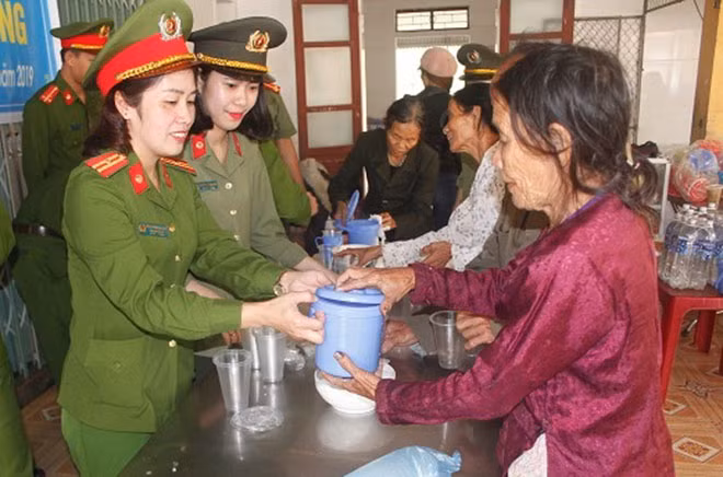 Cán bộ, chiến sĩ Công an huyện Can Lộc nấu, trao hàng trăm suất cháo miễn phí giúp đỡ bệnh nhân. Cán bộ, chiến sĩ Công an huyện Can Lộc nấu, trao hàng trăm suất cháo miễn phí giúp đỡ bệnh nhân.