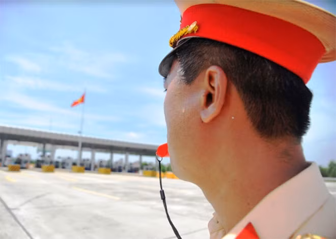 Nhiệt độ ghi nhận trên tuyến cao tốc Hà Nội - Hải Phòng lúc này lên đến gần 40 độ C.
