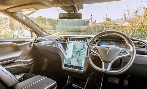 Bên trong một chiếc Tesla Model S tự lái. Bên trong một chiếc Tesla Model S tự lái.
