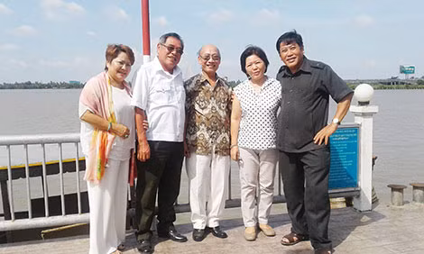 Tác giả (đứng giữa) và Trần Minh Tâm (bìa trái), Trương Giang Long (bìa phải) trong ngày gặp mặt truyền thống (1-12-2018).