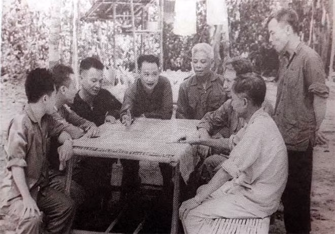 Trung tướng Trần Văn Trà, Tư lệnh Bộ Chỉ huy miền (người chỉ tay trên bản đồ) và Tham mưu trưởng Lê Đức Anh (người ngồi bên phải Trung tướng Trà) trong cuộc họp Bộ Chỉ huy miền tại căn cứ Lộc Ninh, tỉnh Bình Phước, năm 1972.