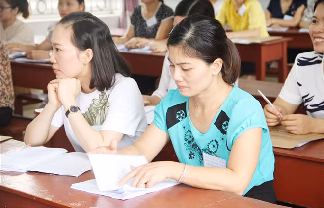 Giáo viên chấm thi môn tự luận tại Ninh Bình.