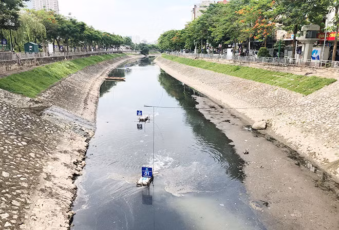 Khu vực thí điểm đặt công nghệ Nano Bioreactor của Nhật Bản trên sông Tô Lịch.