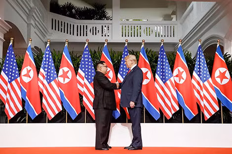 Chủ tịch CHDCND Triều Tiên Kim Jong-un và Tổng thống Mỹ Donald Trump gặp gỡ tại Singapore tháng 6-2018. Ảnh: L.G. Chủ tịch CHDCND Triều Tiên Kim Jong-un và Tổng thống Mỹ Donald Trump gặp gỡ tại Singapore tháng 6-2018. Ảnh: L.G.