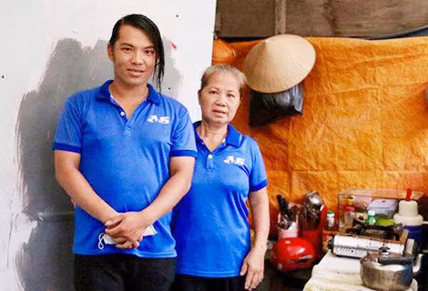 Anh Nguyễn Ngọc Hiền (trái) đã trả lại 7.400USD mình nhặt được. Anh Nguyễn Ngọc Hiền (trái) đã trả lại 7.400USD mình nhặt được.