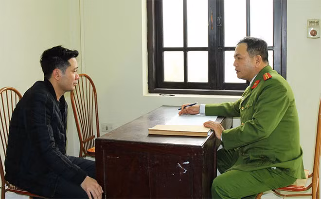 Khánh khai báo tại cơ quan Công an.