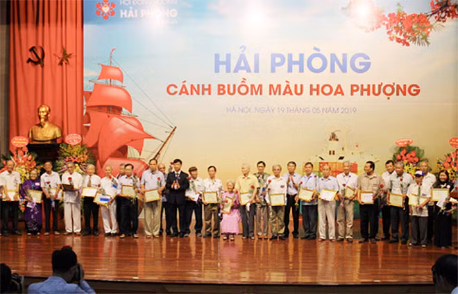 Hội đồng hương Hải Phòng tại Hà Nội chúc thọ các cụ cao tuổi.