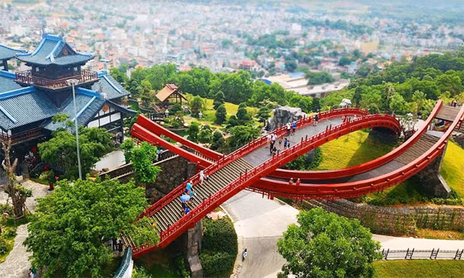 Khuôn hình sống ảo “kinh điển” trên cầu Koi của Vườn Nhật.