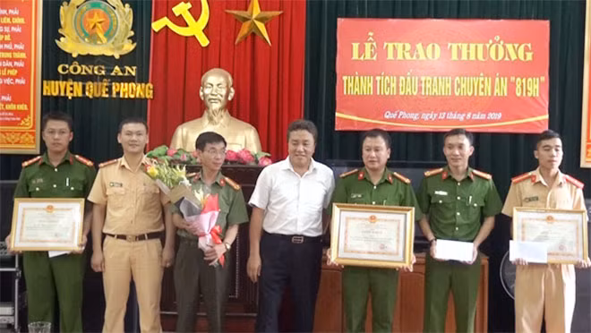 Lãnh đạo huyện Quế Phong trao thưởng cho Ban chuyên án.