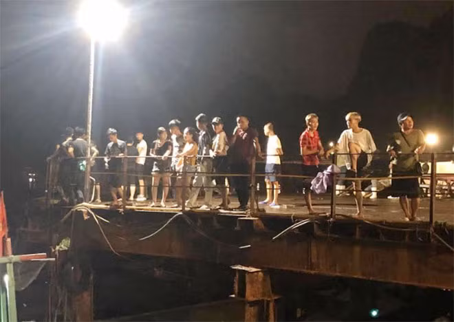 Người dân chờ tin tức cháu Bắc tại cảng cá Hòn Gai.