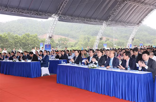 Các đại biểu dự lễ khởi công. Các đại biểu dự lễ khởi công.