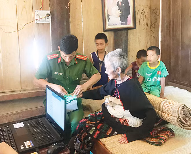 Công an Thanh Hóa đến tận nhà cấp căn cước công dân cho người già.