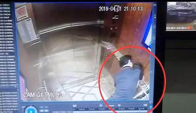 Hình ảnh người đàn ông khống chế và sàm sỡ cháu gái trong thang máy được camera ghi lại.