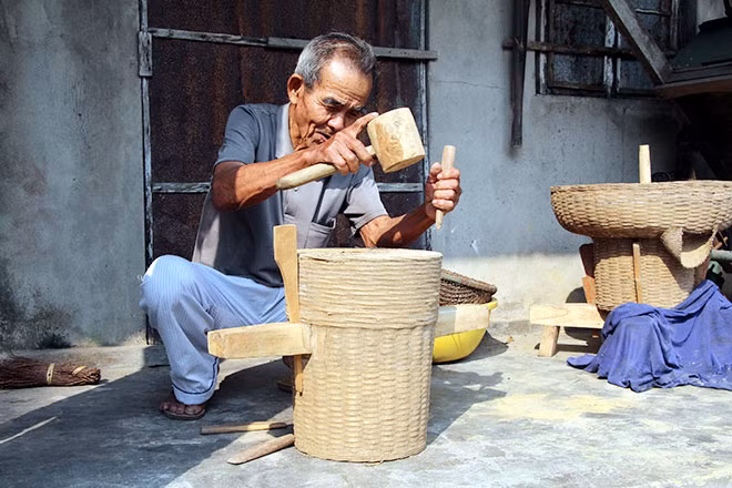 Ông Trường đóng cối xay tre theo đơn đặt hàng của khách.