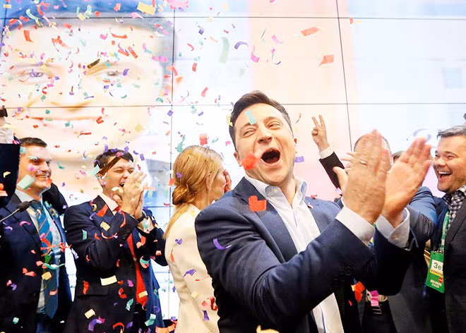 Tân Tổng thống Ukraine trong niềm vui chiến thắng. Ảnh: Reuters.