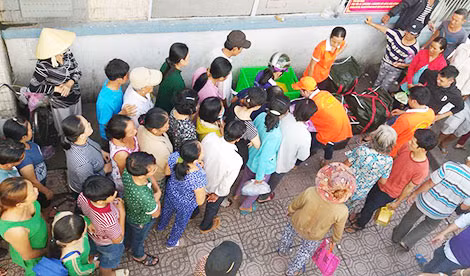 Xếp hàng chờ phát cơm từ thiện.