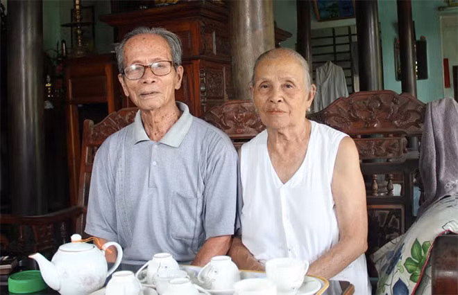 Vợ chồng ông Trần Đình Hàng và bà Hồ Thị Tám bùi ngùi thương tiếc Đại tướng Lê Đức Anh khi hay tin ông qua đời vào tối 22-4.