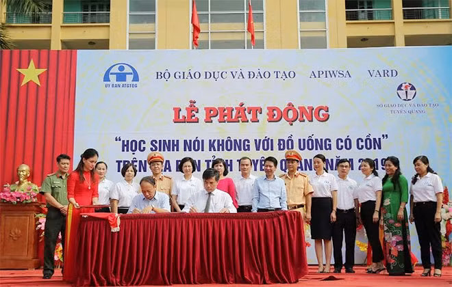 Các đại biểu dự Lễ phát động “Học sinh nói không với đồ uống có cồn”. Các đại biểu dự Lễ phát động “Học sinh nói không với đồ uống có cồn”.