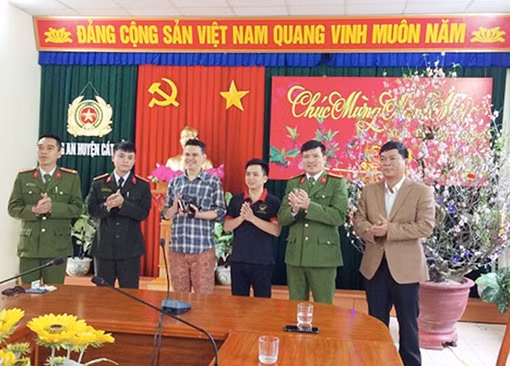 Trao trả tài sản cho du khách nước ngoài đánh rơi