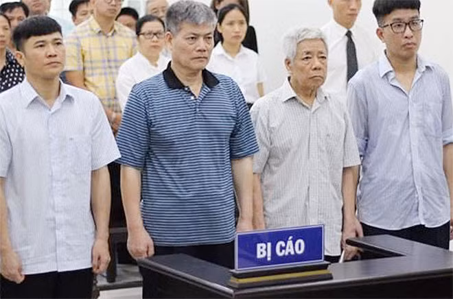 Bị cáo Nguyễn Ngọc Sự và đồng phạm nghe tuyên án.
