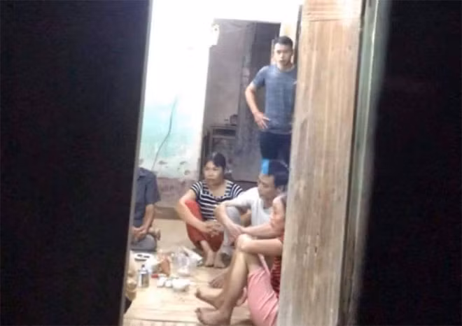 5 đối tượng tham gia chơi chắn và hơn 27 triệu đồng tiền mặt.