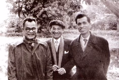 Từ phải sang: Hoàng Trung Thông, Nguyễn Tuân và Nguyễn Công Hoan. Từ phải sang: Hoàng Trung Thông, Nguyễn Tuân và Nguyễn Công Hoan.