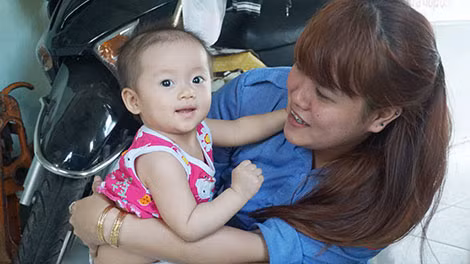 Bé Chuột chơi đùa trong khi đợi mẹ