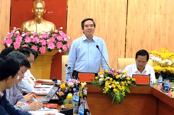 Đồng chí Nguyễn Văn Bình phát biểu chỉ đạo tại buổi làm việc với Ban Thường vụ Tỉnh uỷ Quảng Ngãi. Đồng chí Nguyễn Văn Bình phát biểu chỉ đạo tại buổi làm việc với Ban Thường vụ Tỉnh uỷ Quảng Ngãi.