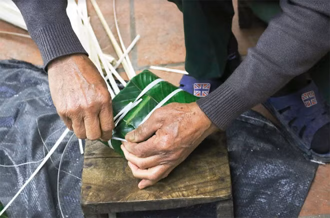 Những bàn tay thoăn thoắt gói bánh