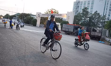 Chú Trực đạp xe đi chợ.