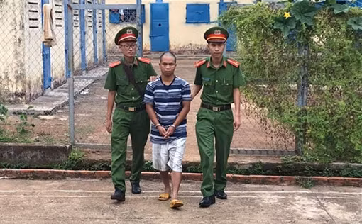 Nhậu say về nhà đánh cha đang quá xỉn