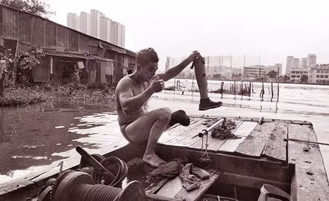 Người thợ lặn tật nguyền trên sông Sài Gòn. (Ảnh trong bài: Cường Trần)