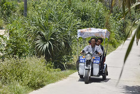 Anh Huệ chở khách tham quan đảo Bé.
