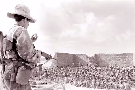 Binh sĩ Israel canh giữ tù nhân trên bán đảo Sinai, sau Cuộc chiến 6 ngày.