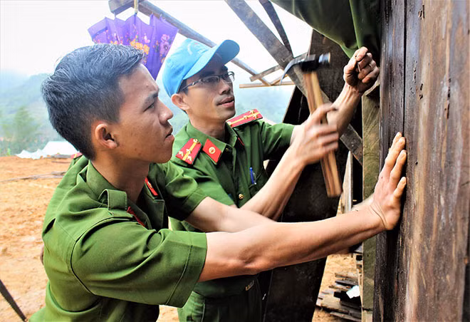 Một ngôi nhà được đội xung kích sửa chữa.