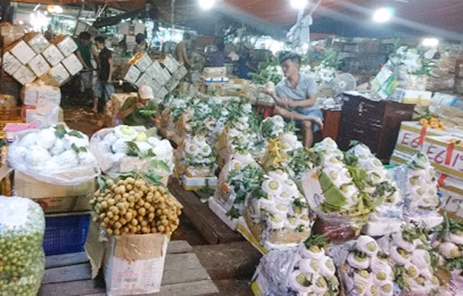 Hàng hóa Tết bán tại chợ đầu mối Thủ Đức.