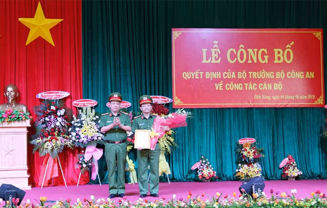 Thượng tá Nguyễn Thanh Trường – Phó cục trưởng Cục Cảnh sát quản lý trại giam, cơ sở giáo dục bắt buộc, trường giáo dưỡng trao quyết định điều động bổ nhiệm Giám thị Trại giam Đắk P’lao cho đồng chí Phan Trọng Minh.