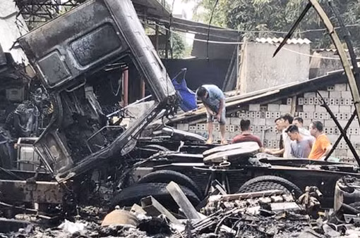 Đốt rác ngoài xưởng, 2 ô tô bị thiêu rụi