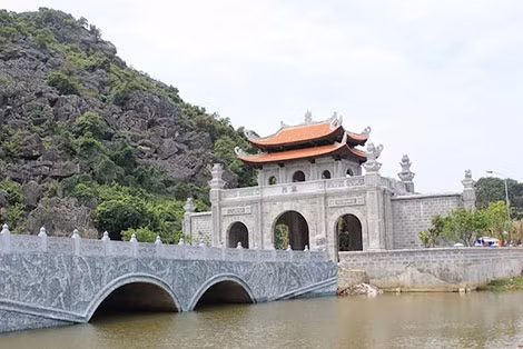 Cổng vào cố đô Hoa Lư.