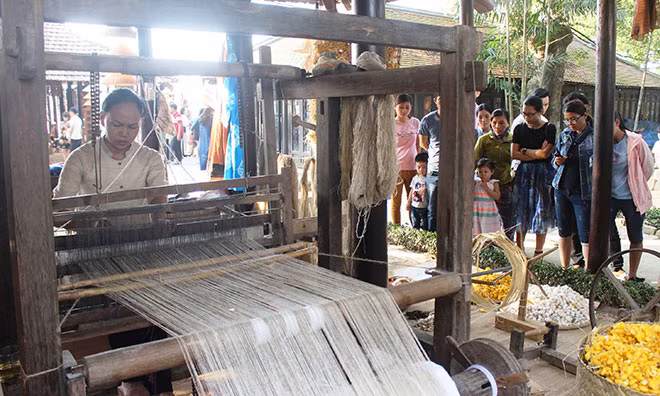 Festival nghề truyền thống Huế tạo cơ hội cho nhiều làng nghề hồi sinh và phát triển.