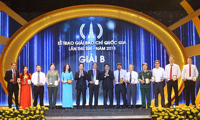 Trưởng ban Tổ chức Trung ương Phạm Minh Chính và Trưởng Ban Tuyên giáo Trung ương Võ Văn Thưởng trao giải B cho các tác giả đoạt giải.
