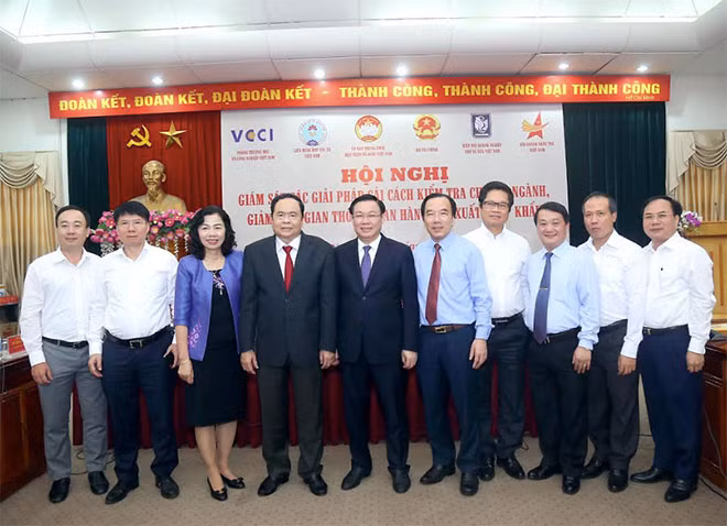 Phó Thủ tướng Vương Đình Huệ và các đại biểu trao đổi bên lề Hội nghị.