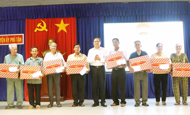 Đồng chí Trần Thanh Mẫn tặng quà cho 10 gia đình chính sách đồng bào Phật giáo Hòa Hảo. Đồng chí Trần Thanh Mẫn tặng quà cho 10 gia đình chính sách đồng bào Phật giáo Hòa Hảo.