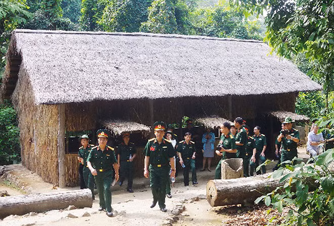 Các cựu chiến binh và người dân tự hào tới tham quan quần thể di tích Chiến trường Ðiện Biên Phủ. Các cựu chiến binh và người dân tự hào tới tham quan quần thể di tích Chiến trường Ðiện Biên Phủ.