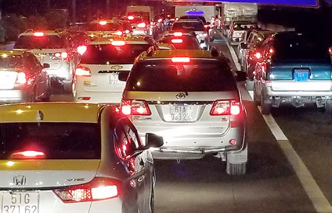 Một vụ kẹt xe trên tuyến cao tốc TP Hồ Chí Minh - Long Thành - Dầu Giây trong đêm do phương tiện gây tai nạn trên cầu Long Thành. Một vụ kẹt xe trên tuyến cao tốc TP Hồ Chí Minh - Long Thành - Dầu Giây trong đêm do phương tiện gây tai nạn trên cầu Long Thành.