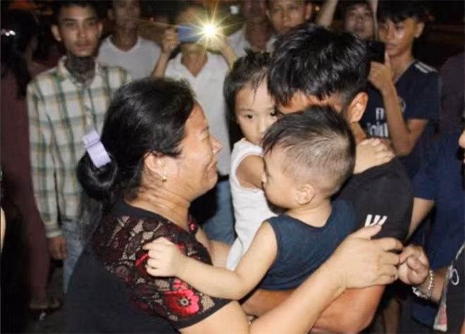 Anh Đinh Trọng Hậu ôm 2 con vào lòng trong niềm vui vở oà của người thân.