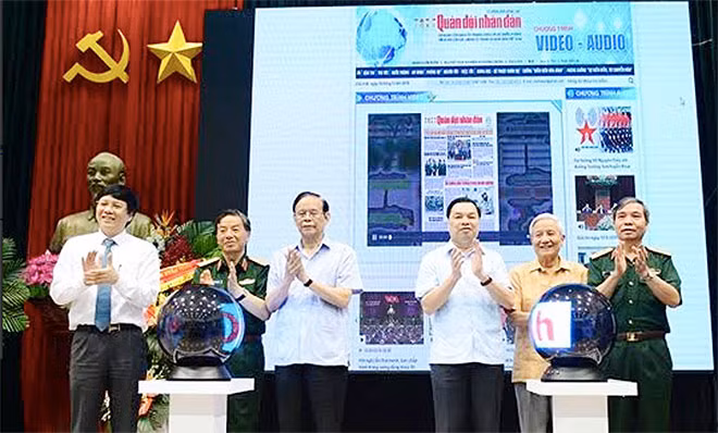 Các đại biểu thực hiện nghi thức nhấn nút khai trương Chương trình Video-Audio của Báo Quân đội nhân dân.