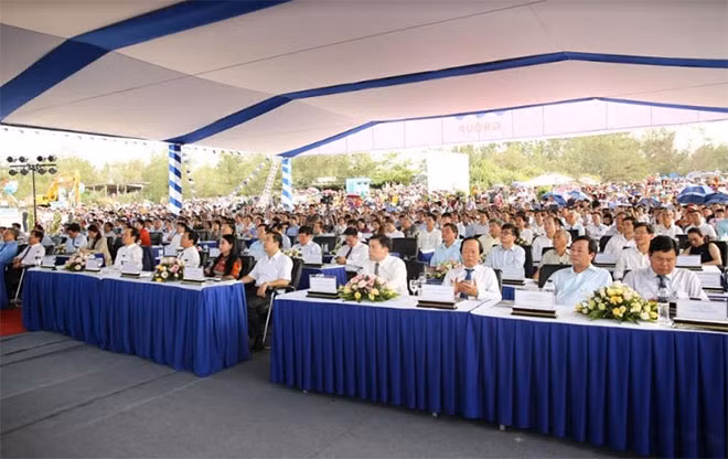 Lễ khởi công FLC Quảng Ngãi có sự tham dự của nhiều lãnh đạo cấp cao T.W, địa phương và đông đảo nhân dân tỉnh Quảng Ngãi.