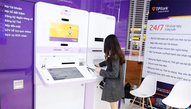 Một người phụ nữ đang thực hiện việc nộp tiền tại LiveBank, sau khi mới mở tài khoản và nhận thẻ ATM ngay tại chỗ chỉ trong ít phút.