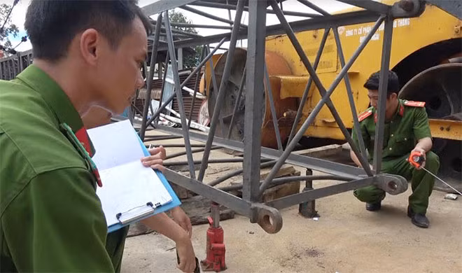 Công an huyện Tư Nghĩa khám nghiệm hiện trường làm rõ vụ việc.